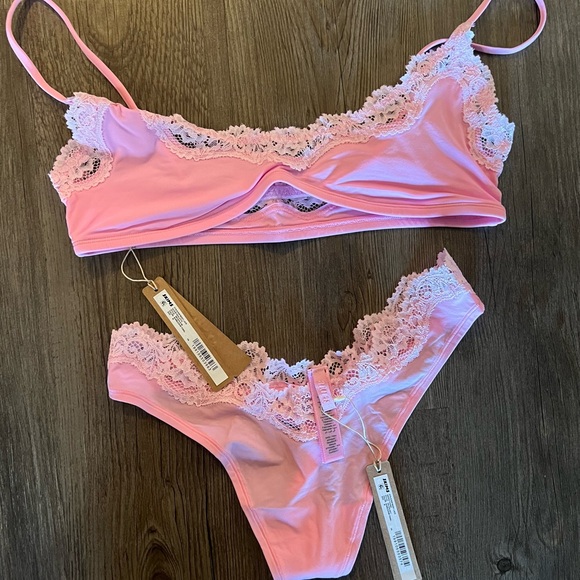 SKIMS Fits Everybody Lace
Scoop Bralette and Thong bundle Bubblegum color - Picture 6 of 13